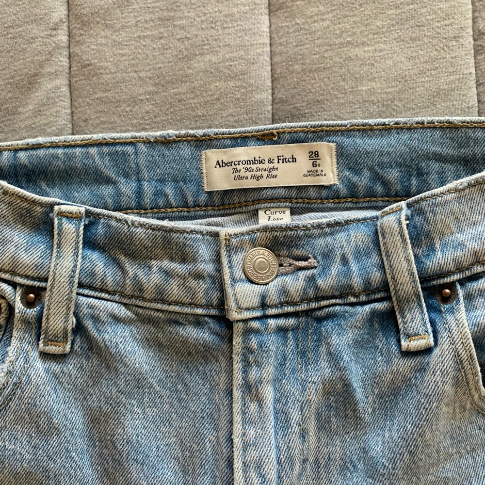 Abercrombie & Fitch 90s Straight Ultra High Rise Jeans in Curve Love